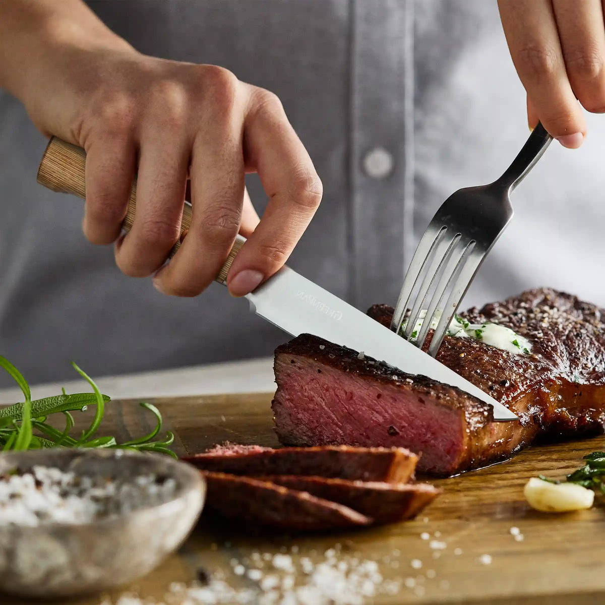 Elite Cutlery 8-Piece Steak Knife Set with Light-Wood Handles